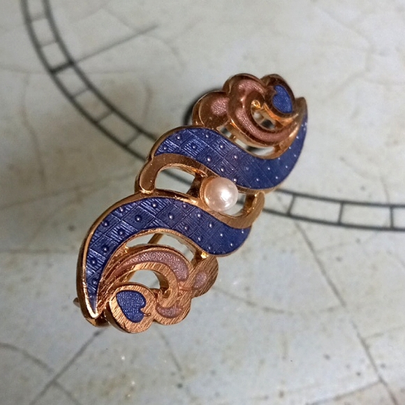 VINTAGE Brooch Gold Tone Metal Blue Swirl Cloisonné TIMELESS APPEAL - Picture 4 of 7